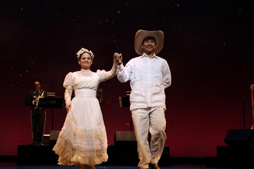 San Diego Opera has presented Spanish-language mariachi operas including Cruzar la Cara de La Luna.