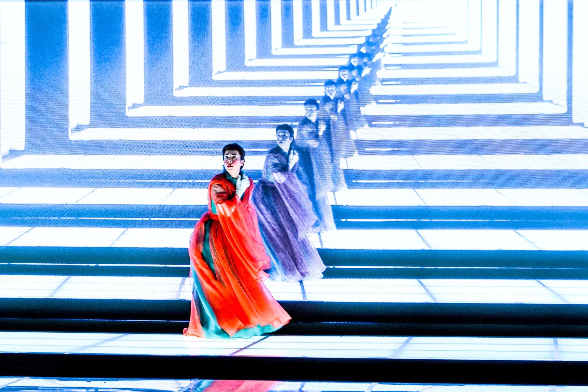 Olivia Boen in Detroit Opera’s 2025 AI-themed production of Così fan tutte in spring 2025 (photo: Austin T. Richey)