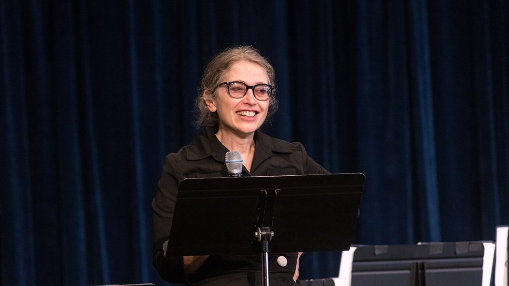Stephanie Fleischmann accepts the Campbell Opera Librettist Prize at Opera Conference 2022.