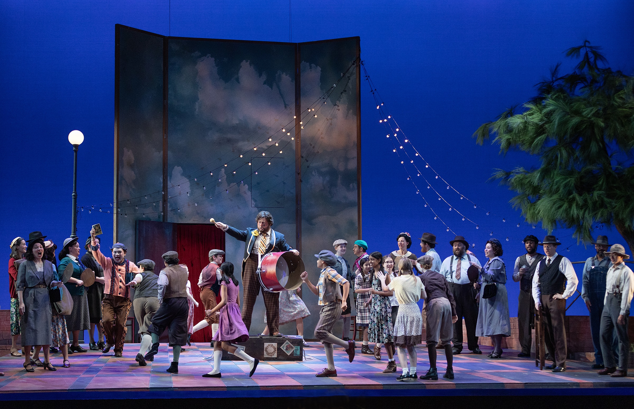 Austin Opera’s 2023 Pagliacci, with Anthony Clark Evans (at center) (photo: Erich Schlegel)